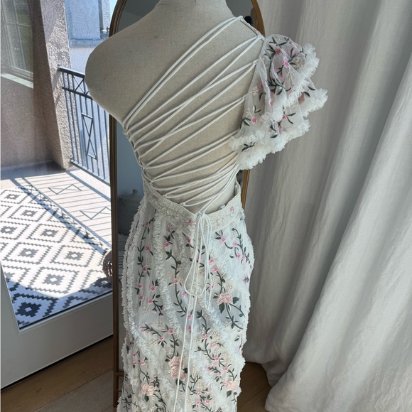 MAC DUGGAL Floral Embroidered Ruffle One-Shoulder Gown in Ivory Size US 6 - Picture 15 of 16